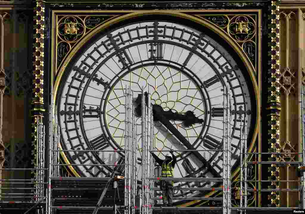 영국 런던시 관계자들이 웨스트민스터 궁전 북쪽 &#39;빅벤&#39; 시계탑을 보수하고 있다.
