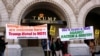 Ratusan warga berdemonstrasi menentang Donald Trump pada pembukaan International Trump Hotel di bekas gedung kantor pos di Washington, D.C. (26/10).&nbsp;(VOA/C. Ice)