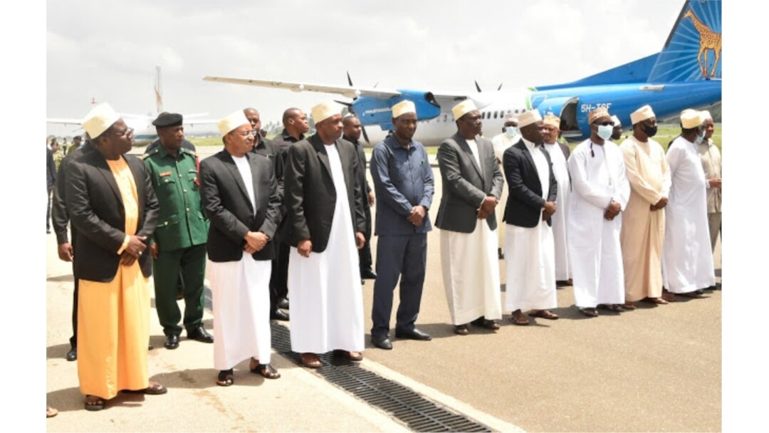 Rais Hussein Mwinyi akiwa na viongozi wa serikali kuupokea mwili wa marehemu Maalim Seif ulipowasili Unguja, Alhamisi.
