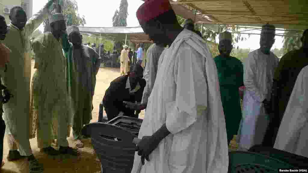 Wani Dan Nijer Mazaunin Kano A Yayin Da Yake kada Kuriar Sa