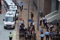 27일 홍콩 국가보안법을 위반한 혐의로 기소된 퉁잉킷 씨의 재판이 열린 법원 앞에 취재진이 모여있다.