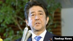 지난 6일 북한이 수소탄 실험에 성공했다고 발표한 직후 아베 신조 일본 총리가 도쿄 총리관저에서 취재진의 질문에 답하고 있다. (자료사진)