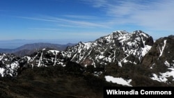 Gunung Toubkal di Taman Nasional Toubkal, High Atlas, Maroko (Foto: Wikipedia). Dua pendaki gunung dilaporkan meninggal dunia di wilayah ini dan seorang berhasil diselamatkan dengan bantuan sebuah tim dari Spanyol.