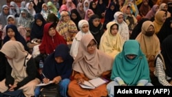 Para perempuan menghadiri ceramah agama tentang pernikahan tanpa berkencan di sebuah masjid di Bekasi, di perbatasan timur Ibu Kota Jakarta. (Foto: AFP/Adek Berry)