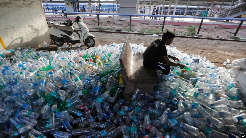 Un trabajador indio separa botellas de plÃ¡stico antes de enviarlas a recliclaje, en Ahmadabad, India, el martes, 5 de junio de 2018, en el DÃ­a Mundial del Medio Ambiente.
