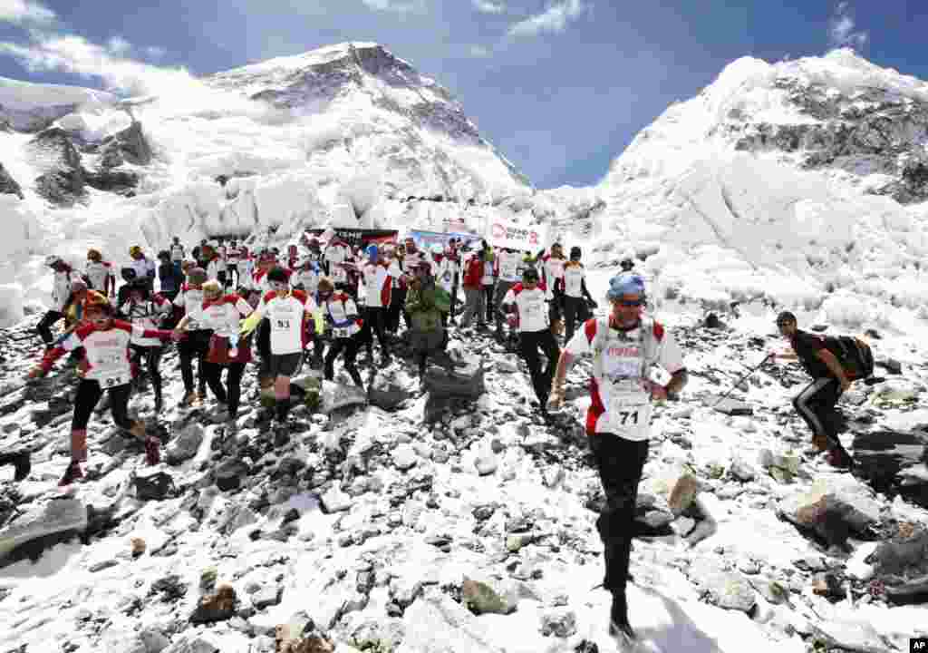 Các vận động viên tham dự cuộc đua Marathon Tenzing Hillary Everest bắt đầu chạy tại một trại dưới chân đỉnh núi Everest thuộc vùng Khumbu trong dãy Himalayas thuộc Nepal. Nepal kỷ niệm 60 năm chinh phục đỉnh Everest bằng cách vinh danh những người leo núi đi theo bước chân của Edmund Hillary và Tenzing Norgay (Ảnh của Himex Nepal).