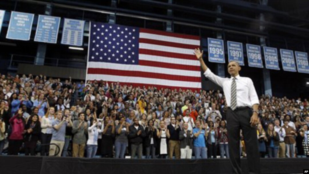 AQSh prezidenti Barak Obama oliy o’quv yurtlariga uyushtirgan ikki kunlik safari davomida Chapel Hildagi Shimoliy Karolina universitetiga ham tashrif buyurdi. 24-aprel, 2012-yil.