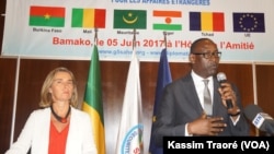 Federica Mogherini, cheffe de la diplomatie de l'UE, et Abdoulaye Diop, ministre des Affaires étrangères du Mali, à la réunion de Bamako, le 5 juin 2017. (VOA/Kassim Traoré)