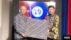 Serah terima simbolis motif batik kepada Duta Besar AS untuk Indonesia, Joseph R Donovan Jr., di kantor Kedutaan Besar AS, Jakarta, Rabu malam, 11 Desember 2019. (Foto: VOA / Ghita)