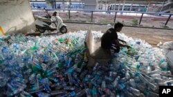 Un trabajador indio separa botellas de plástico antes de enviarlas a recliclaje, en Ahmadabad, India, el martes, 5 de junio de 2018, en el Día Mundial del Medio Ambiente.