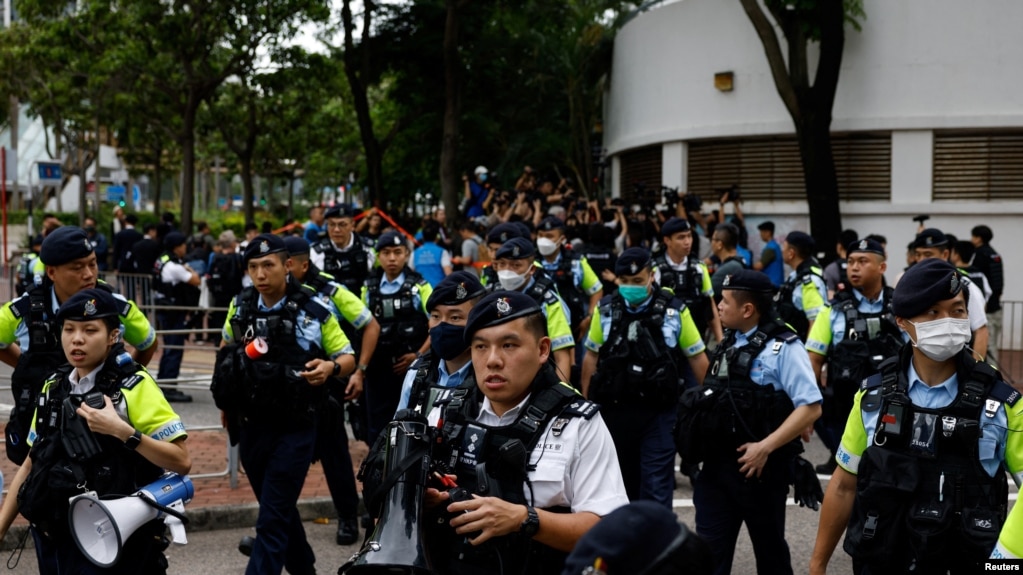 香港警方2024年5月30日在对泛民主派人士作出宣判的香港法院周围戒备。（路透社）(photo:VOA)