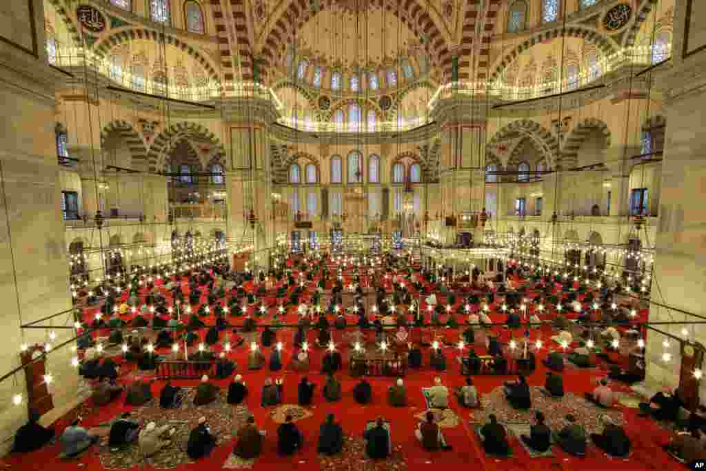 اقامه نماز عید فطر در مسجد فاتح در استانبول، ترکیه