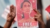 Državljani Mjanmara na Tajlandu drže sliku Aung San Su Ći i tri prsta tokom protesta ispred ambasade Mjanmara u Bangkoku, 8. februara 2021. (Foto: AP)