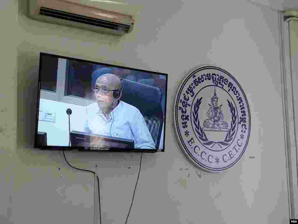 At the media room at the Extraordinary Chambers in the Courts of Cambodia (ECCC), journalists watch a live-stream of the testimony of Kaing Guek Eav, alias Duch, former Chairman of S-21 on trial in case 002/02 at UN-backed court in Phnom Penh, Tuesday, June 07, 2016. (Neou Vannarin/VOA Khmer)
