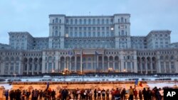 Demonstran berkumpul di depan gedung pemerintah saat memprotes menentang dekrit pemerintah tentang korupsi di Bucharest, Romania, 4 Februari 2017.