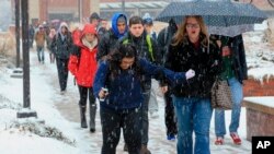 Una estudiante en el campus de la Universidad de Nebraska, en Omaha, se resbala en un camino el lunes, 30 de noviembre de 2015.