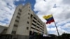 ARCHIVO - Una bandera venezolana ondea afuera de la Corte Suprema en Caracas, Venezuela, el 22 de enero de 2021.