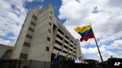 ARCHIVO - Una bandera venezolana ondea frente a la Corte Suprema en Caracas, Venezuela, el 22 de enero de 2021.