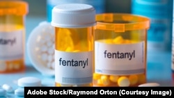 资料照片：装在塑料药盒里的芬太尼处方药片。