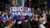 Orang-orang bereaksi ketika media mengumumkan bahwa calon presiden dari Partai Demokrat AS Joe Biden telah memenangkan pemilihan presiden AS 2020, di Times Square di New York City, AS, 7 November 2020. (Foto: REUTERS/Carlo Allegri)