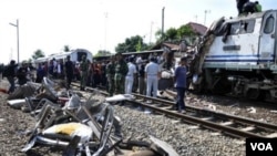 Tim penyelamat mencari para korban di antara reruntuhan kereta api di stasiun Petarukan, Jawa Tengah hari ini.