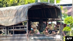 ကရင်ပြည်နယ်၊ ဒူးပလာယာခရိုင်ထဲမှာ မြန်မာစစ်ကောင်စီတပ်ဖွဲ့ဝင်တွေရဲ့ စစ်ထရပ်ကားကိုတွေ့ရစဉ်။ (ဧပြီ ၅၊ ၂၀၂၁/ဓာတ်ပုံ- Free Burma Rangers)