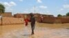 Un enfant patauge dans l'eau dans une rue inondée du quartier de Kirkissoye à Niamey, au Niger, le 3 septembre 2019. (Photo BOUREIMA HAMA / AFP)