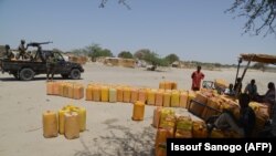 Distribution d'eau potable et de vivres par le CICR à Bosso le 25 mai 2015.