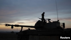 11月21日加沙地带外面以色列军人在炮车上