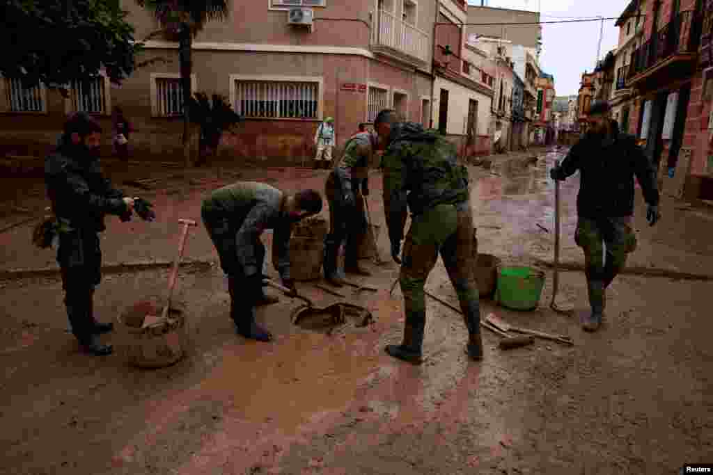 Los equipos de rescate que buscan a las personas desaparecidas por la tormenta han intensificado sus esfuerzos en los barrancos cercanos y los humedales de la Albufera, así como en el mar utilizando barcos de búsqueda especializados.