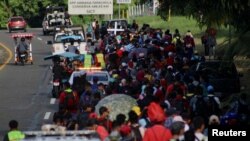 중남미 출신 이주자들이 5일 멕시코 남부 타파출라 도로에서 미국 국경을 향해 걷고 있다.