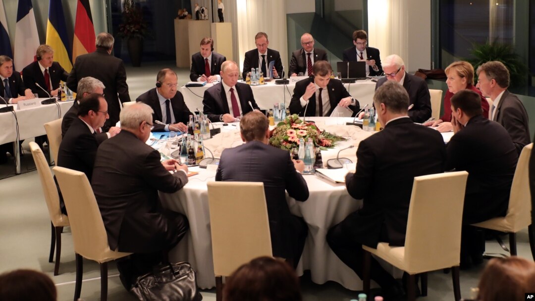 German Chancellor Angela Merkel (2-R) hosts talks with Russian President Vladimir Putin (5-L), French President Francois Hollande (L) and Ukraine President Petro Poroshenko, (5-R, back to camera) at the Chancellery in Berlin, Oct. 19, 2016. 