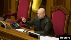 Chủ tịch Quốc hội Olesandr Turchynov được đưa lên làm tổng thống lâm thời trong một cuộc biểu quyết của quốc hội