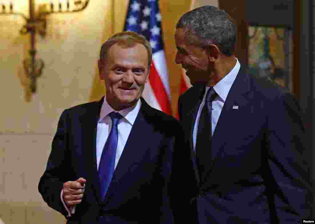 Le président américain Barack Obama est accueilli par le Premier ministre polonais Donald Tusk à Varsovie, le 3 Juin 2014.