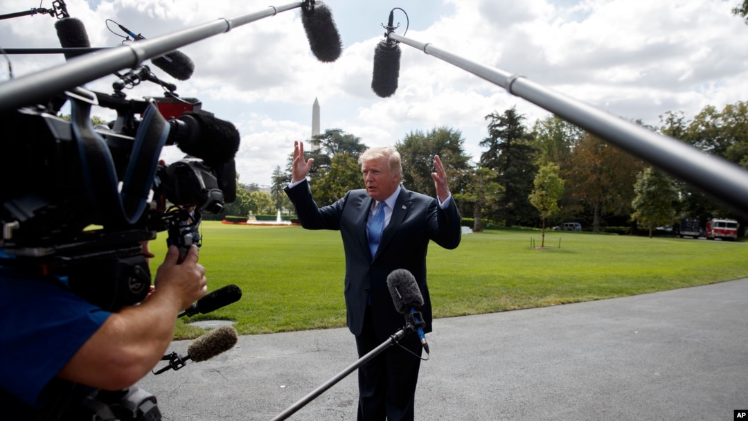 Tông thống Doanld Trump nói chuyện với các phóng viên trước khi bước lên máy bay trực thăng Marine One trên Bãi Cỏ Nam của Tòa Bạch Ốc, ngày 27 tháng 9, 2017.