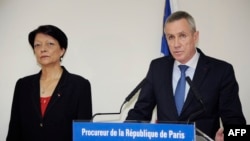 Kepala jaksa Paris, Francois Molins (kanan) didampingi Direktur Polisi Kehakiman Perancis Mireille Ballestrazzi, memberikan keterangan dalam konferensi pers 30 Juni 2015 di Paris pasca serangan di pabrik gas di Perancis (AFP PHOTO / THOMAS OLIVA).