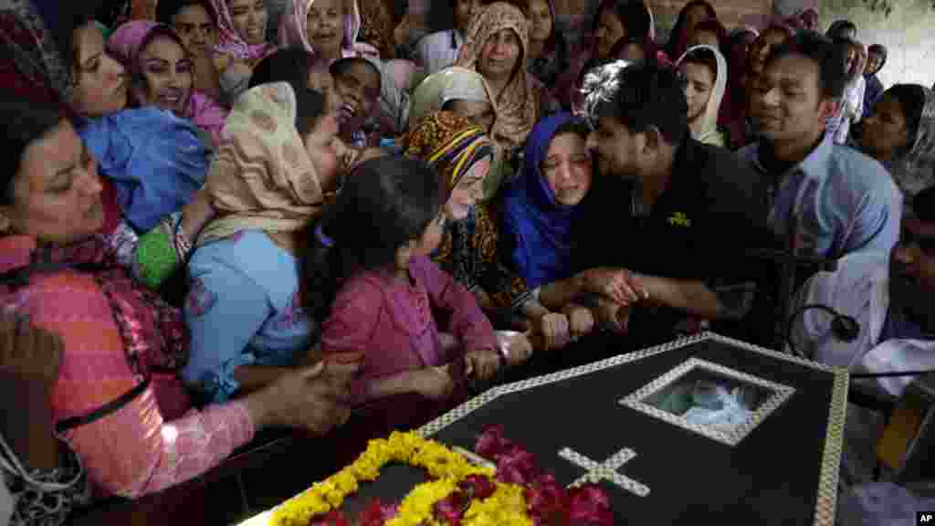 Para perempuan Pakistan beragama Kristen menangisi kematian Sharmoon yang tewas dalam serangan bom di Lahore, Pakistan (28/3). (AP/K.M. Chaudary)