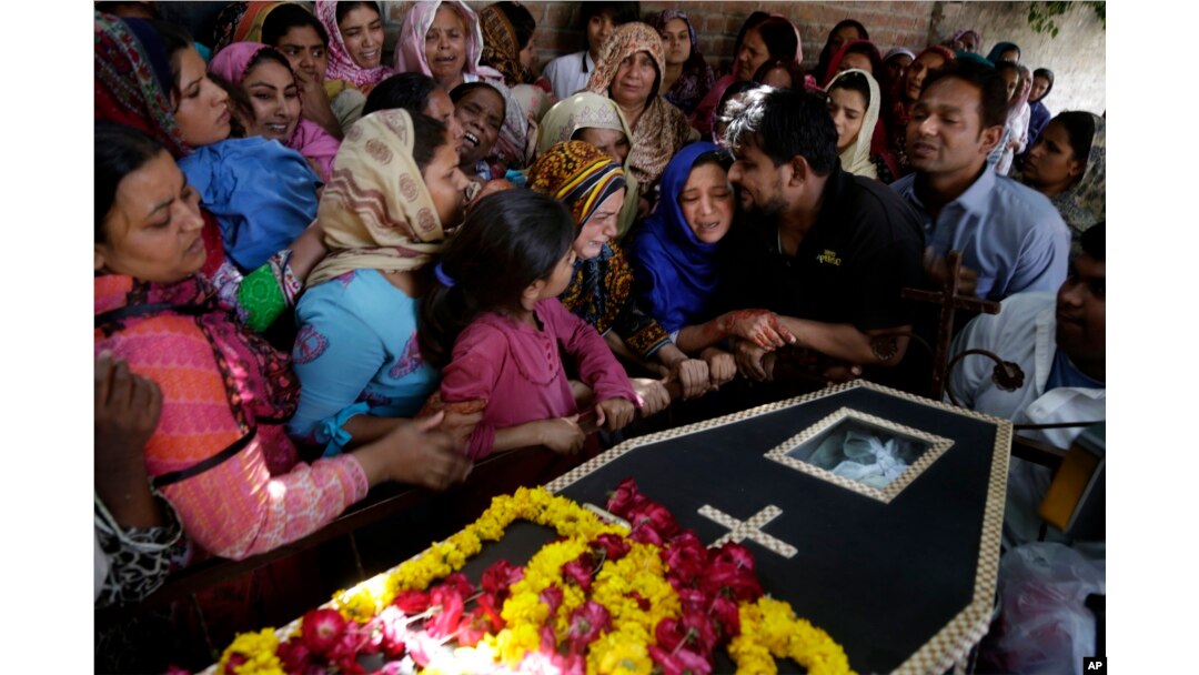Pakistan Mourns Easter Suicide Bombing Victims