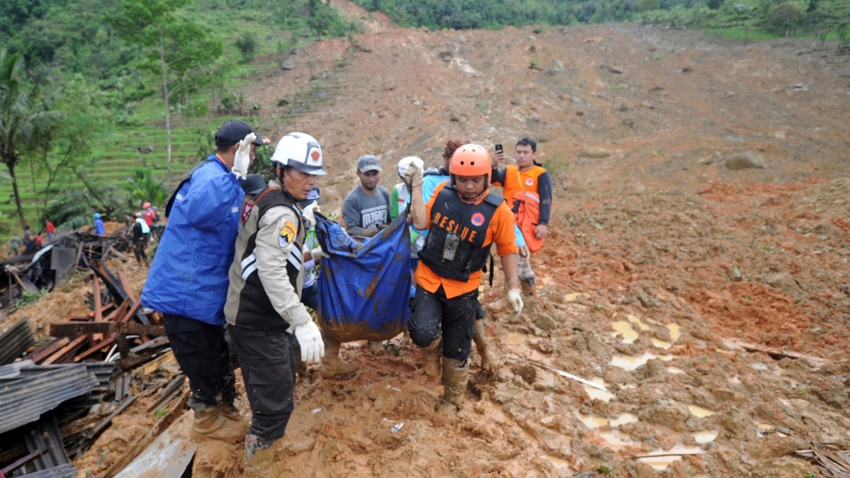 Indonesia Landslide Leaves 15 Dead; 20 Still Missing