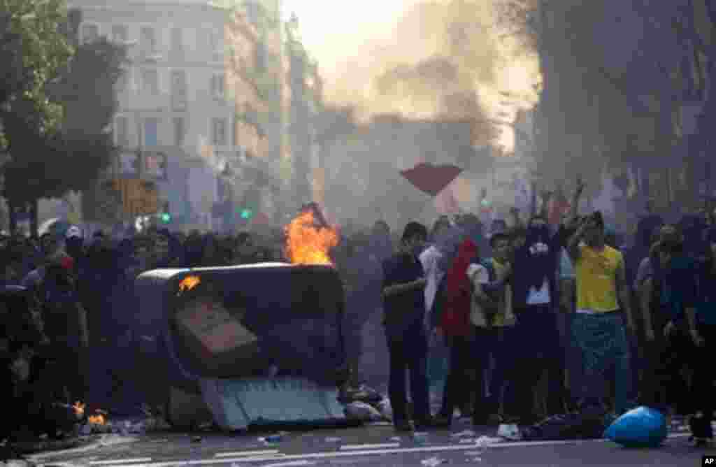 Durante las protestas, 13 personas fueron detenidas en Galicia y 74 en Barcelona. 