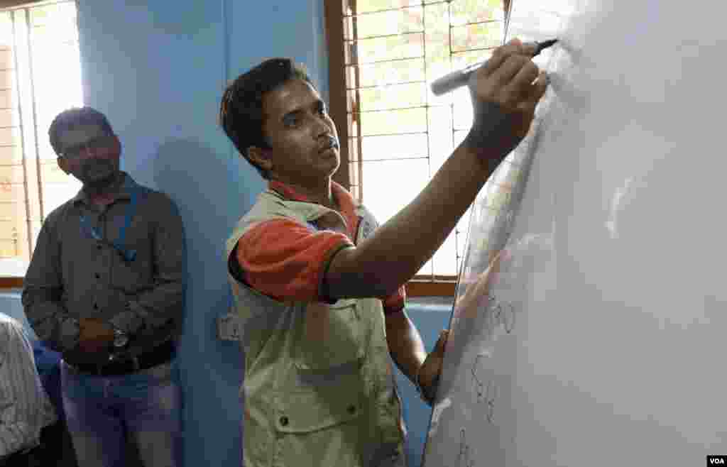 English teachers attend training at Camp 4 refugee camp in Cox's Bazar Mar. 30, 2019. (Hai Do/VOA)