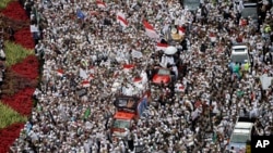 2일 인도네시아 자카르타의 네셔널 마뉴멘트에서 대규모 이슬람교 시위대가 기독교 주지사에 반대하는 시위를 벌이고 있다.