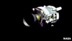 Foto modul Apollo 13 yang rusak diambil dari modul komando saat awak Apollo kembali ke Bumi.