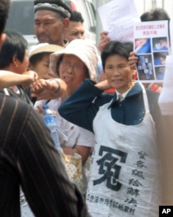 在北京街头喊冤的女上访人员(资料照片)