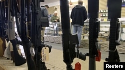 Warga AS membeli senjata api di sebuah toko di Phoenix, Arizona (foto: dok). Kongres AS bersiap menghadapi perdebatan sengit soal kepemilikan senjata api. 