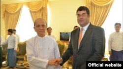 အေမရိကန္ ဒုတိယ ဘ႑ာေရး၀န္ႀကီး Neal Wolin ဟာ ဒီေန႔ ျမန္မာသမၼတ ဦးသိန္းစိန္နဲ႔အတူ ျမန္မာအစိုးရ ထိပ္ပိုင္း အရာရွိေတြနဲ႔ ေနျပည္ေတာ္မွာ ေတြ႔ဆံုခဲ့ပါတယ္။ (သတင္းဓာတ္ပံု- သမၼတ႐ံုး Website)