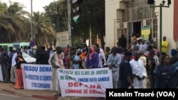 Des manifestants participent à la marche de Bamako, au Mali, le 15 décembre 2017. (VOA/Kassim Traoré)