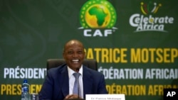 Le président de la CAF, Patrice Motsepe, lors d'une conférence de presse à Johannesburg, en Afrique du Sud, le 16 mars 2021. 