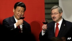 Chinese Vice President Xi Jinping and Iowa Gov. Terry Branstad, right, raise their glasses during a toast at a formal dinner in the rotunda at the Iowa Statehouse in Des Moines, Iowa, Feb. 15, 2012. 