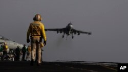 Pesawat jet EA-6B yang datang dari Irak sesaat sebelum mendarat di USS George H.W. Bush di Teluk Persia, Minggu (10/8).